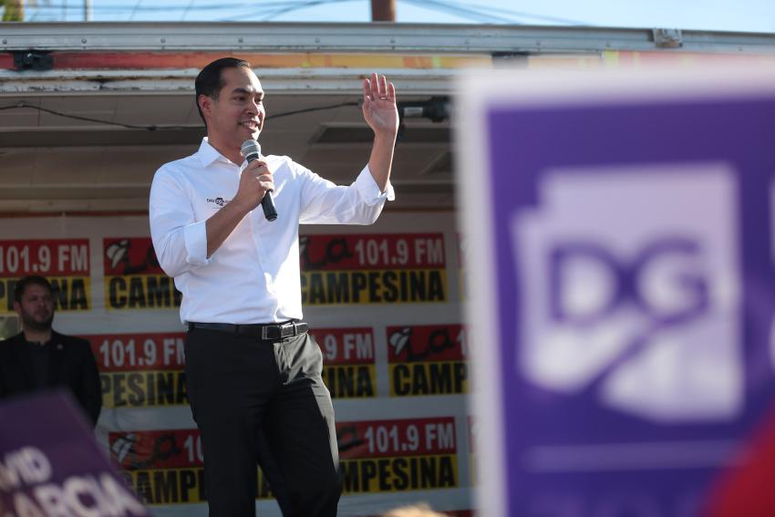 Candidato demócrata Julián Castro emerge como un fuerte contendiente en las primarias de su partido