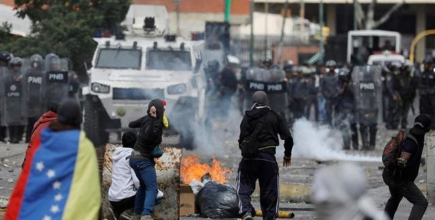 Más de una docena de muertos y casi 300 venezolanos detenidos, por las protestas para que Nicolás Maduro deje el poder
