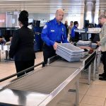 TSA relaja reglas en EEUU: ya puedes viajar con estos 11 líquidos sin límite de tamaño TSA empleados wikicommons