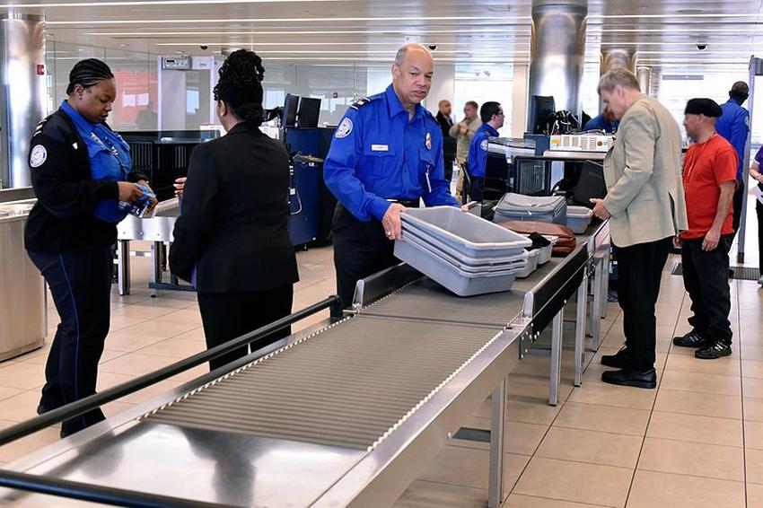 Hombre portando un arma logra pasar los controles de la TSA en un vuelo de Atlanta a Japón