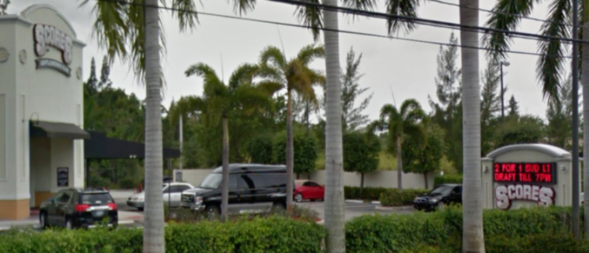 Oficial de la Oficina del Sheriff de Palm Beach golpeó a una pareja en un club de strippers