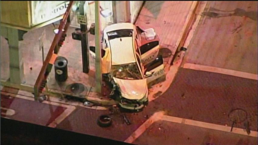 Dos personas mueren al estrellar su auto contra un poste de electricidad en el downtown de Miami