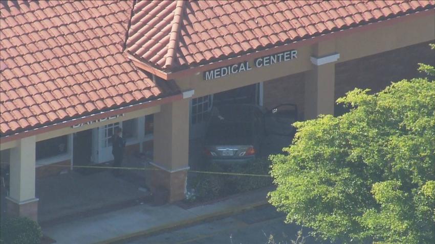 Auto se estrella contra un centro médico en Coral Springs
