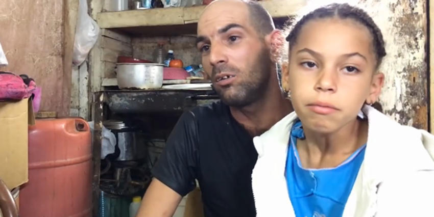Duras imágenes: Un padre cubano vive con su pequeña hija en la miseria en un barrio marginal de la Isla