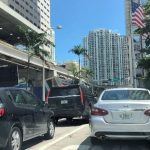 ¡Cuidado, Florida! Un simple marco en la placa que limite su visibilidad podría costarte $500 según la ley seguro de automoviles Miami