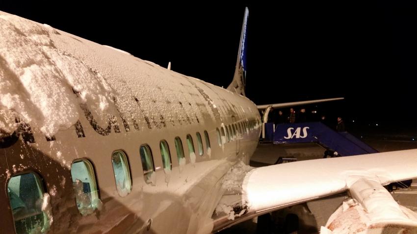 Cancelan miles de vuelos debido al clima invernal que está causando estragos en los aeropuertos más concurridos de EE.UU