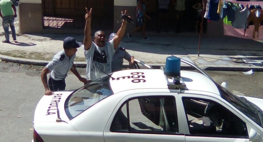 Arrestan dos veces a ex preso político cubano Ángel Moya afuera de la sede de las Damas de Blanco