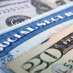 Beneficiarios del Seguro Social en EEUU recibirán un aumento del 2.5% en sus cheques mensuales a partir de 2025 Social Security