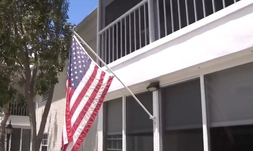 Hombre del sur de Florida recibe multas del condominio por ondear bandera de Estados Unidos en su portal