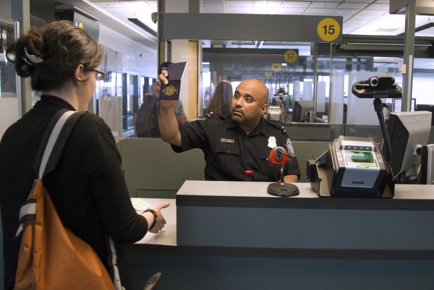 Mensajes en los teléfonos celulares podrían provocar que te cancelen el ESTA e incluso te deporten del aeropuerto a tu llegada a Miami