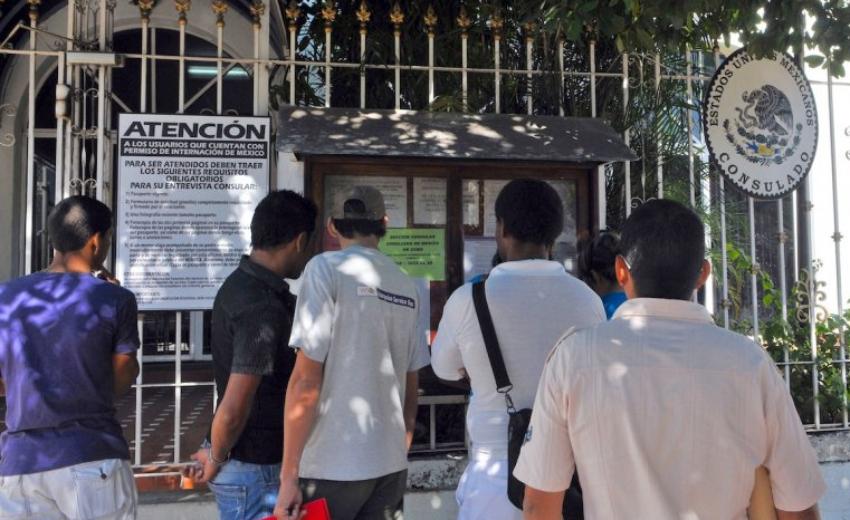 Joven cubano denuncia el maltrato a que están expuestos cuando asisten a la embajada de México en La Habana en busca de información