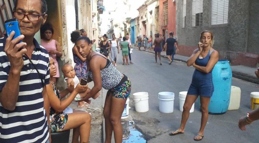Con tanques y cubos vacíos cerraron una calle en La Habana Vieja en protesta por la escasez de agua