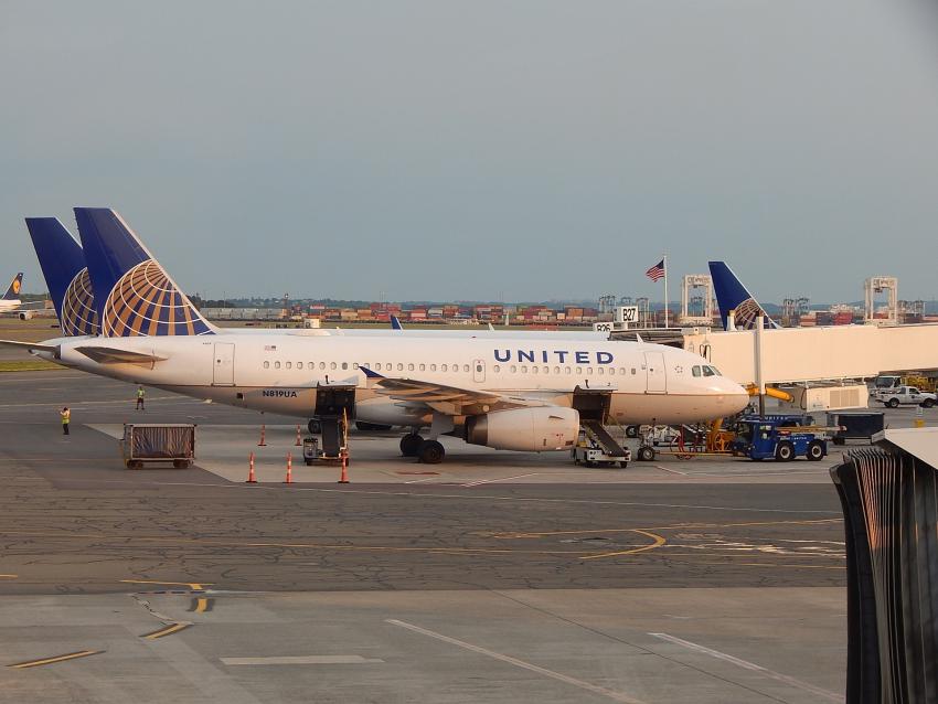 Aerolínea estadounidense United anuncia posibles despidos de hasta 36000 trabajadores