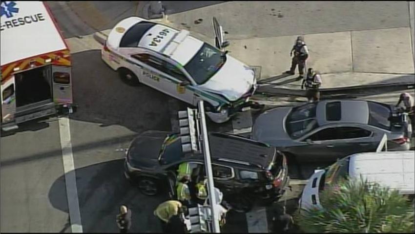 Un aparatoso accidente entre varios vehículos y un patrullero de la policía de Miami Dade deja 7 heridos