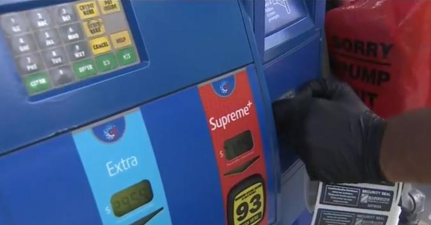 Policía busca a dos hombres que instalaron un lector de tarjetas en una gasolinera del noreste de Miami