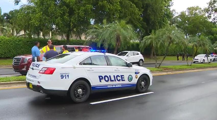 Encuentran un carro sumergido con una persona muerta dentro en un canal del Doral