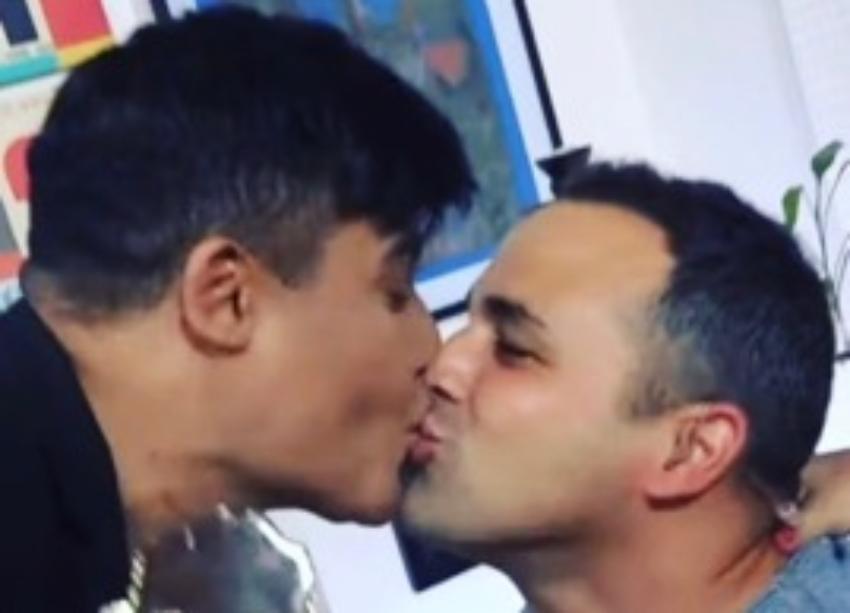 Encendida polémica en la red por el beso en la boca entre Eduardo Antonio y el presentador Lieter Ledesma