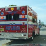 Cuerpo de Bomberos de Miami Beach rescatan a una persona inconsciente de la piscina de un hotel Carro de Bomberos Miami Beach