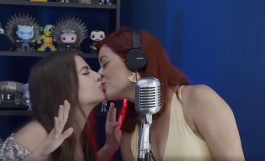 Claudia Valdés y Jennifer la Mai se besan en el programa de Los Pichy Boys