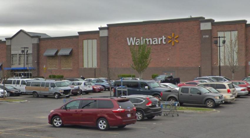 Policía arresta a un sospechoso y busca a otro tras disparos en un Walmart en Luisiana