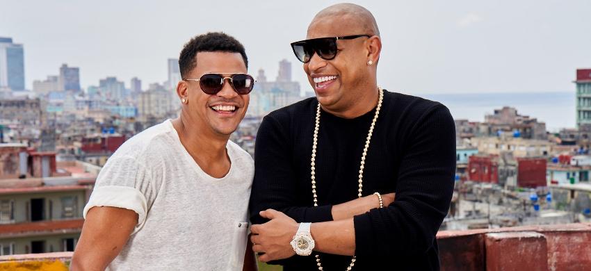 El dúo Gente de Zona entre otros artistas invitados a actuar en los Latin Grammy 2022