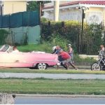 Cuba se quedará por debajo del umbral de los 3 millones de turistas que se planificaron para el 2024 turistas-empujan-auto