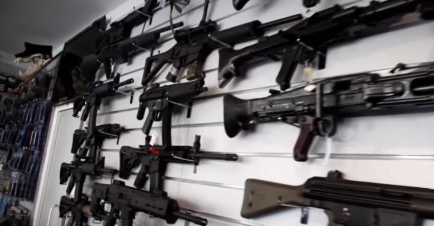 Policía de Miami Dade promueve programa que entrega $1000 a personas que reporten armas ilegales