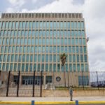 Embajada de EE.UU en Cuba advierte a los residentes cubanos a mantenerse informados por el Programa de Inscripción de Viajeros Inteligentes embajada-cuba-us