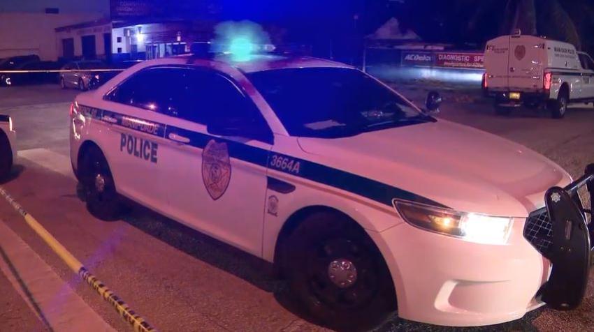 Policía investiga tiroteo hacia una vivienda en el noroeste de Miami que dejó un muerto y dos jóvenes heridos