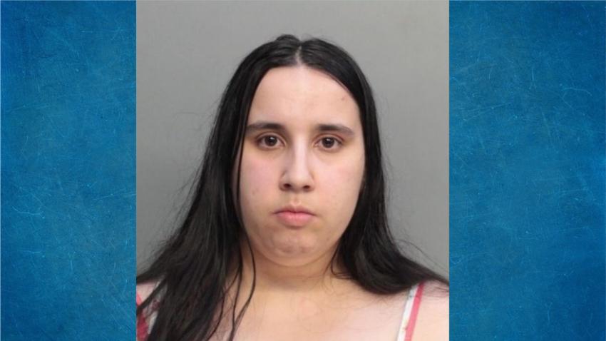Una joven adolescente de Miami es acusada de sacudir a su bebé de 4 meses y de enrollar un cable alrededor de su cuello