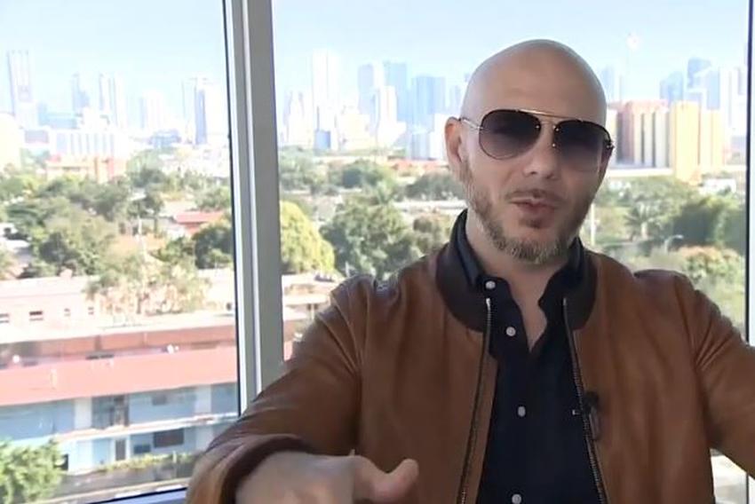 Cubanoamericano Pitbull dona $5000 dólares a dos negocios pequeños hispanos en Estados Unidos