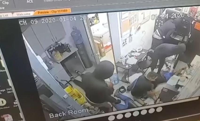 Salen a la luz imágenes del asalto a una tienda T-mobile en Hialeah