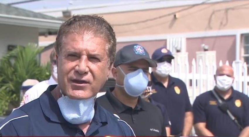 Alcalde de Hialeah dona 3500 máscaras a hogares de ancianos en la ciudad