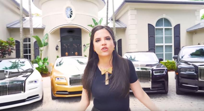 Youtuber cubana Camila Guiribitey muestra su colección de autos Rolls Royce