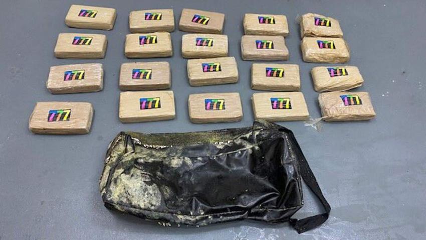 Pareja encuentra una bolsa llena de bloques de cocaína en una orilla en los Cayos de la Florida