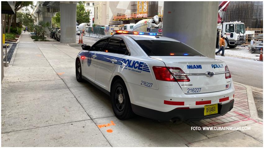 Policía de Miami encuentra a un hombre con un disparo y a otro apuñalado