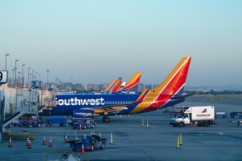 Avión de Southwest Airlines impacta la cola de otro avión antes del despegue; pasajeros captaron imágenes