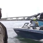 Momentos de terror en el agua: niño de 8 años y su padre son lanzados de una embarcación tras un fuerte impacto fwc2