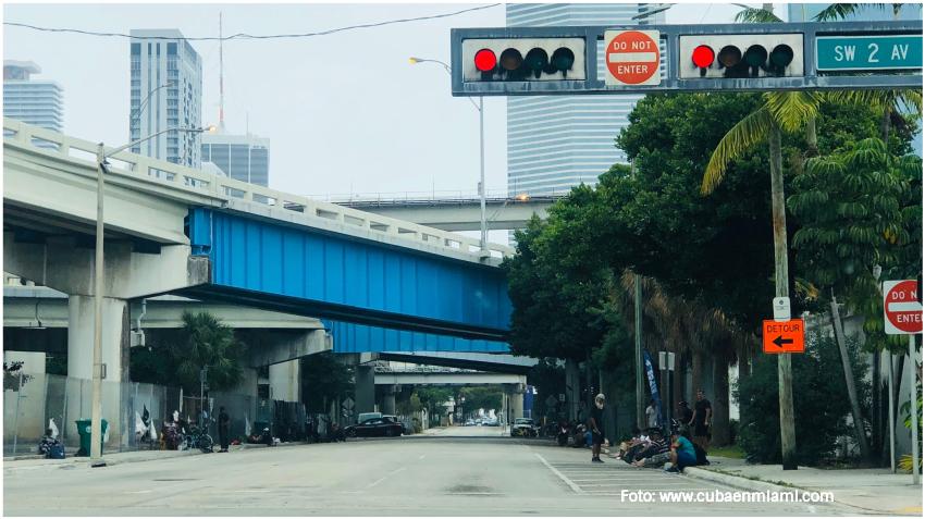 Comisionados de Miami aprueban controversial propuesta para "adoptar" una persona sin hogar