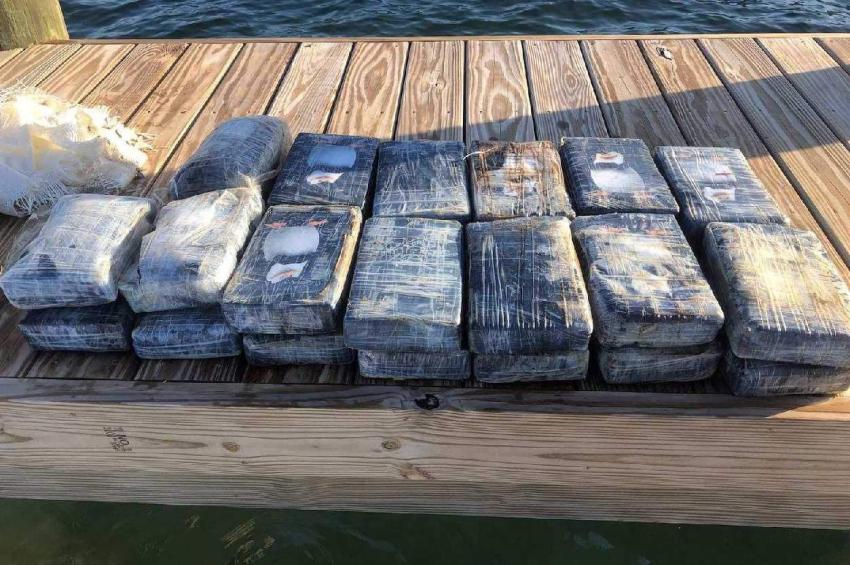 Pescador en los Cayos de la Florida encuentra 74 libras de cocaína flotando en el agua