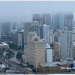 El sur de Florida tiembla de frío: ráfagas heladas y amanecer bajo los 50 °F sacuden a Miami frio-downtown-miami