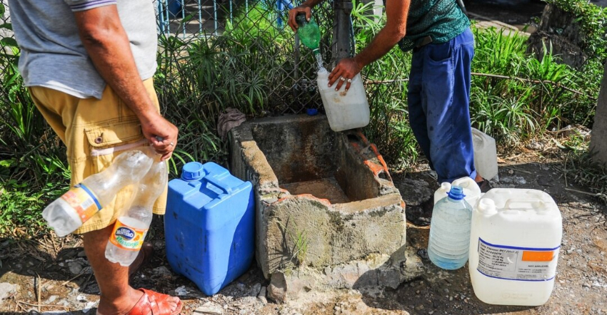 Cubanos denuncian falta el agua en Santa Clara, en medio de tensa situación con el Covid-19