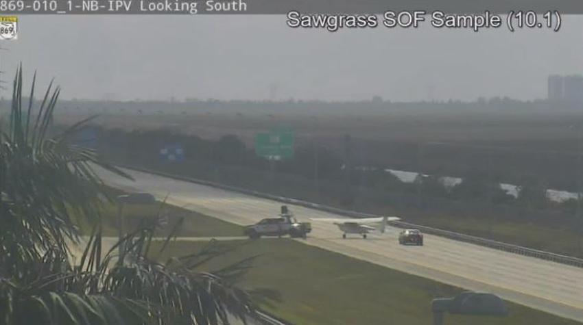 Avioneta aterriza de emergencia en plena autopista del sur de la Florida y provoca su cierre