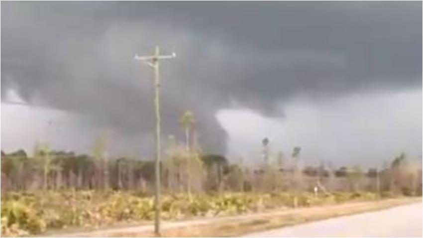 Tornado sorprende a residentes y daña casas cerca de San Petersburgo en Tampa, Florida