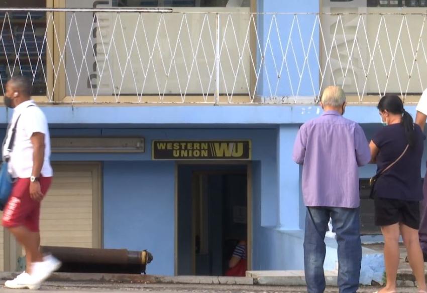 Western Union aclara que aún no puede enviar remesas a Cuba