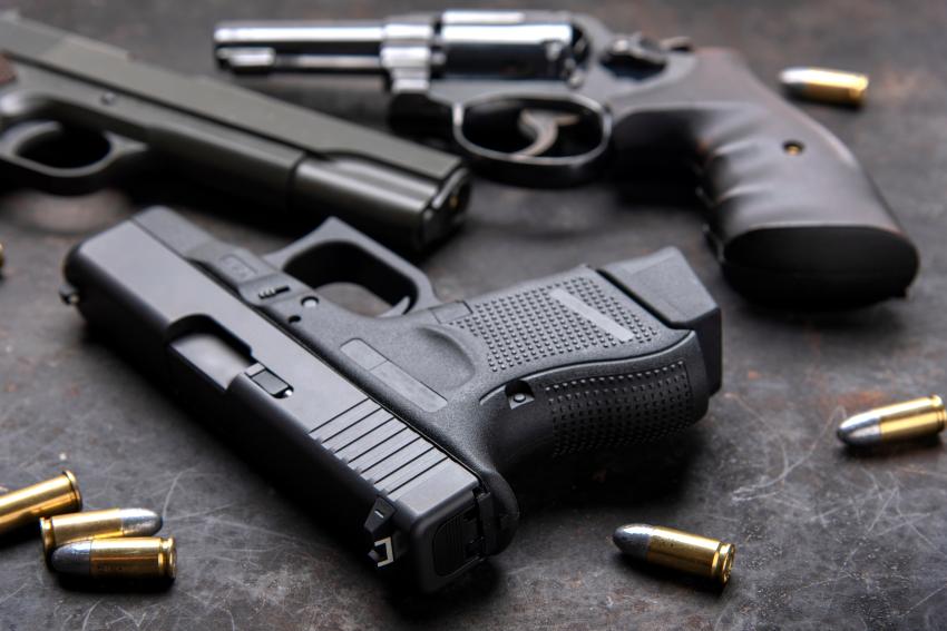 Llega al gobernador de Florida propuesta de ley que permitiría portar armas de fuego en cualquier iglesia