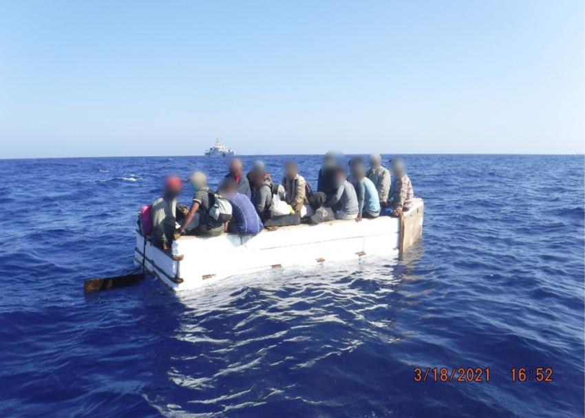 Guardia Costera de Estados Unidos repatria a 17 balseros cubanos interceptados cerca de los Cayos de la Florida