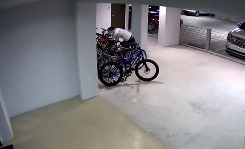 Hombre roba bicicleta valorada en $ 2,000 de un estacionamiento en el Doral