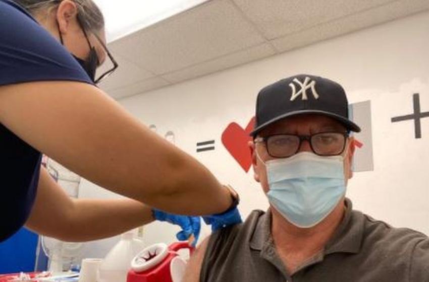 Presentador cubano Carlos Otero se pone la primera dosis de la vacuna
