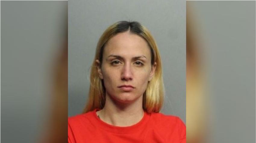 Mujer de Miami es arrestada acusada de apuñalar a un hombre a quien intentaba robarle en una gasolinera